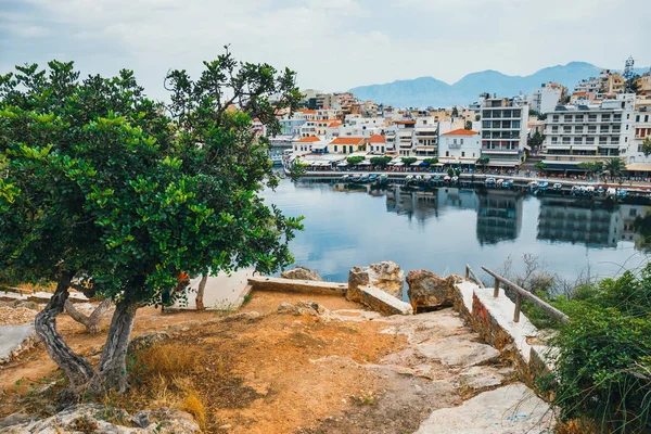 Agios Nikolaos stad bij zomeravond. Agios Nikolaos is één van de meest toeristische steden op Kreta, Griekenland. — Stockfoto