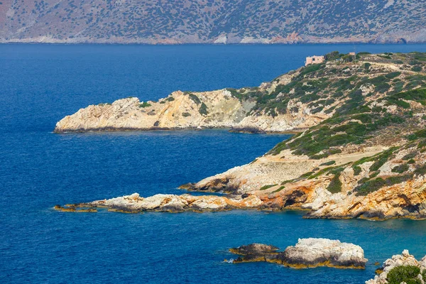 Hermoso paisaje marino griego en un día soleado. Lugar del norte de Creta, al este de Agios Nikolaos — Foto de Stock