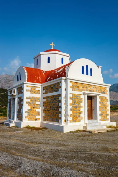 Schöne Kapelle an der Küste in der Nähe von Pacheia ammos auf Beton, Griechenland — Stockfoto