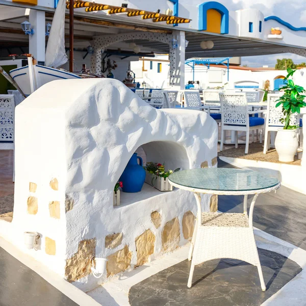 Белый и синий цвета, архитектурные детали в греческом стиле — стоковое фото