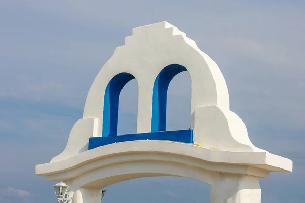 Witte en blauwe kleuren, de architecturale details van de stijl van de Griekse — Stockfoto