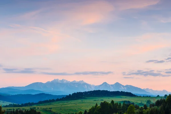 Majestätischer Sonnenuntergang über der Tatra in Polen — Stockfoto