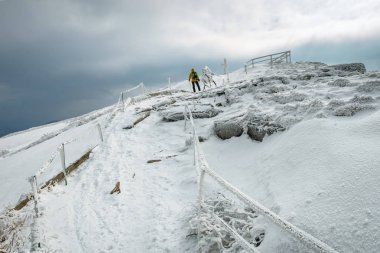 Kış aylarında kötü havada dağ uzun yürüyüşe çıkan kimse 