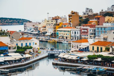 Agios Nikolaos, Girit, Yunanistan - 07 Haziran 2017: Agios Nikolaos kasaba yaz akşam. Agios Nikolaos adada Crete, Yunanistan en turistik kentlerinden biridir.