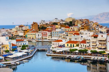 Agios Nikolaos, Girit, Yunanistan - 08 Haziran 2017: Agios Nikolaos kasaba yaz akşam. Agios Nikolaos adada Crete, Yunanistan en turistik kentlerinden biridir.