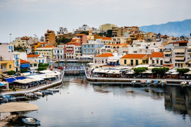 Agios Nikolaos, Girit, Yunanistan - 07 Haziran 2017: Agios Nikolaos kasaba yaz akşam. Agios Nikolaos adada Crete, Yunanistan en turistik kentlerinden biridir.
