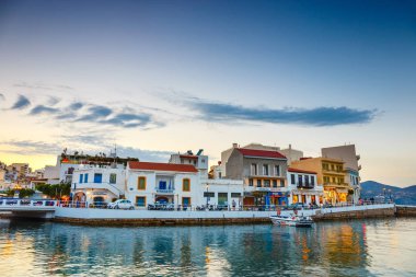 Agios Nikolaos, Girit, Yunanistan - 08 Haziran 2017: Agios Nikolaos kasaba yaz akşam. Agios Nikolaos adada Crete, Yunanistan en turistik kentlerinden biridir.