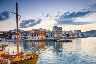 Agios Nikolaos, Girit, Yunanistan - 08 Haziran 2017: Agios Nikolaos kasaba yaz akşam. Agios Nikolaos adada Crete, Yunanistan en turistik kentlerinden biridir.