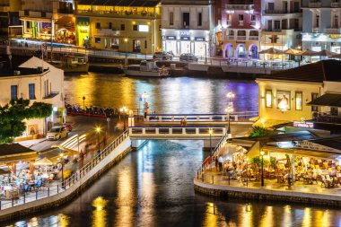 Agios Nikolaos, Girit, Yunanistan - 08 Haziran 2017: Agios Nikolaos kasaba yaz akşam. Agios Nikolaos adada Crete, Yunanistan en turistik kentlerinden biridir.