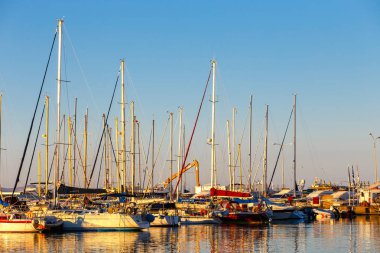 Heraklion, Yunanistan, 10 Haziran 2017: Eski liman Kandiye balıkçı tekneleri ve marina sırasında alacakaranlık, Crete, Yunanistan