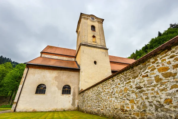 Famoso monasterio rojo llamado Cerveny Klastor en Pieniny montañas, Eslovaquia —  Fotos de Stock