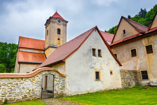 Beroemde rode klooster genaamd Cerveny Klastor in Pieniny-gebergte, Slowakije — Stockfoto