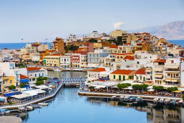 Agios Nikolaos, Kreta, Griekenland - 08 juni 2017: Agios Nikolaos stad bij zomeravond. Agios Nikolaos is één van de meest toeristische steden op Kreta, Griekenland. — Stockfoto