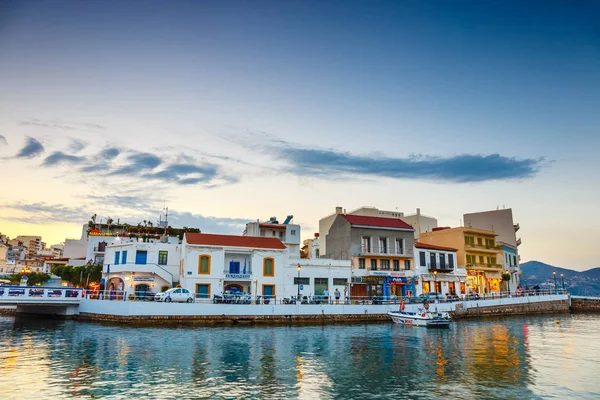 夏の夜のアイオス ・ ニコラオスの町のアイオス ・ ニコラオス、クレタ島、ギリシャ - 2017 年 6 月 8 日:アイオス ・ ニコラオスはギリシャ、クレタ島で最も観光都市の一つ. — ストック写真