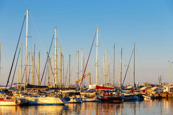 Heraklion, Griechenland, 10. Juni 2017: Alter Hafen von Heraklion mit Fischerbooten und Yachthafen in der Dämmerung, Beton, Griechenland — Stockfoto