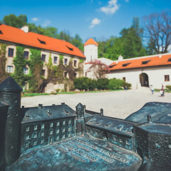 Pieskowa Skala, Polen - 14 maj 2017: Modell av slottet i Pieskowa Skala med verkliga byggnader i bakgrunden, punktskriftssystemet — Stockfoto