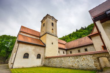Ünlü kırmızı Manastırı Cerveny Klastor adı verilen Pieniny dağlarda, Slovakya
