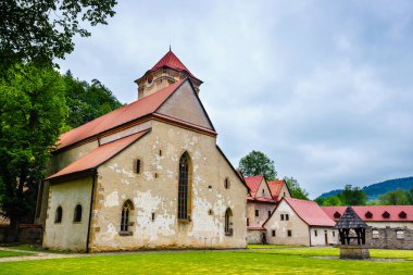 Ünlü kırmızı Manastırı Cerveny Klastor adı verilen Pieniny dağlarda, Slovakya