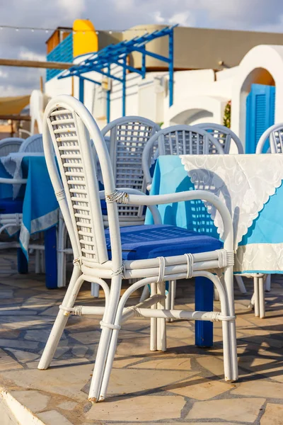 Weiße und blaue Farben der traditionellen griechischen Taverne. Betoninsel, Griechenland — Stockfoto