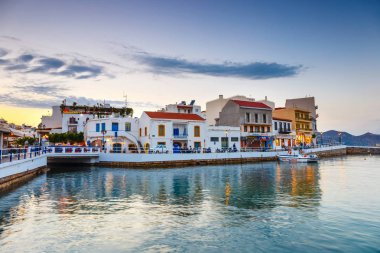Agios Nikolaos, Girit, Yunanistan - 08 Haziran 2017: Agios Nikolaos kasaba yaz akşam. Agios Nikolaos adada Crete, Yunanistan en turistik kentlerinden biridir.