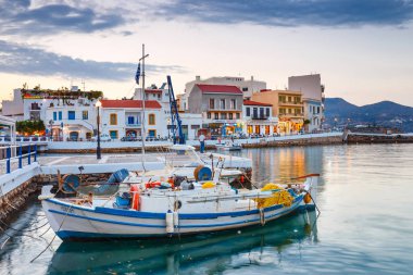 Agios Nikolaos, Girit, Yunanistan - 08 Haziran 2017: Agios Nikolaos kasaba yaz akşam. Agios Nikolaos adada Crete, Yunanistan en turistik kentlerinden biridir.