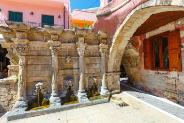 Rethymno, Girit, 27 Mayıs 2016: Rethymnon, Yunanistan'ın tarihi kent merkezinde Rimondi çeşme