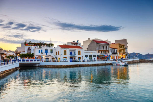 Agios Nikolaos, Crète, Grèce - 08 juin 2017 : Ville d'Agios Nikolaos en soirée d'été. Agios Nikolaos est l'une des villes les plus touristiques de Crète, Grèce . — Photo