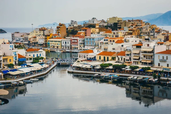 Άγιος Νικόλαος, Κρήτη, Ελλάδα - 07 Ιουνίου 2017: Πόλη του Αγίου Νικολάου στο καλοκαιρινό βράδυ. Ο Άγιος Νικόλαος είναι μια από τις πιο τουριστικές πόλεις στο νησί της Κρήτης, Ελλάδα. — Φωτογραφία Αρχείου