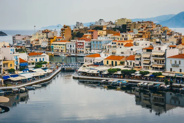 Agios Nikolaos, Girit, Yunanistan - 07 Haziran 2017: Agios Nikolaos kasaba yaz akşam. Agios Nikolaos adada Crete, Yunanistan en turistik kentlerinden biridir.