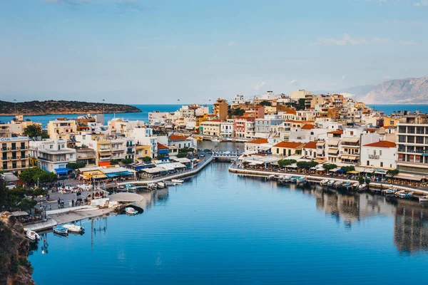 Agios Nikolaos, Girit, Yunanistan - 08 Haziran 2017: Agios Nikolaos kasaba yaz akşam. Agios Nikolaos adada Crete, Yunanistan en turistik kentlerinden biridir.