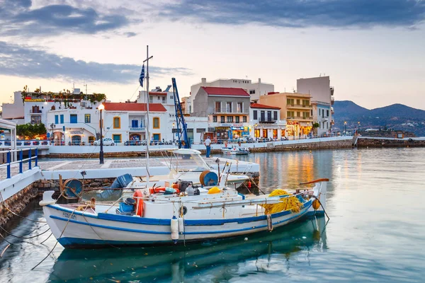 Agios nikolaos, concrete, greece - 08. Juni 2017: agios nikolaos town am Sommerabend. agios nikolaos ist eine der touristischsten Städte auf Betoninsel, Griechenland. — Stockfoto