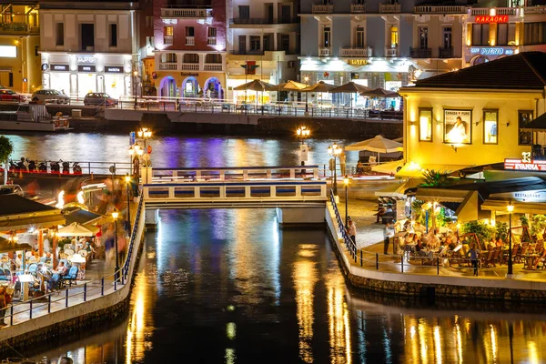 Agios Nikolaos, Girit, Yunanistan - 08 Haziran 2017: Agios Nikolaos kasaba yaz akşam. Agios Nikolaos adada Crete, Yunanistan en turistik kentlerinden biridir.