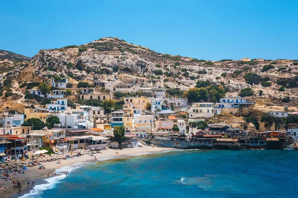 Girit Adası, Yunanistan, 09 Haziran 2017: Panorama Matala plaj. Mağara buzlu bir Roma mezarlık kullanılan ve 70 's on yıl yaşam--dan tüm dünyada, Girit, Yunanistan hippiydi