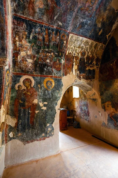 Kreta (Griekenland), 12 juni 2017: Interieur van de driebeukige Byzantijnse kerk Panagia Kera in het dorp Kritsa, Kreta, Griekenland — Stockfoto
