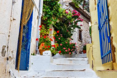 Dar sokakta Kritsa Köyü yakınındaki Agios Nikolaos, Crete, Yunanistan