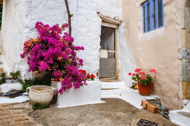 Dar sokakta Kritsa Köyü yakınındaki Agios Nikolaos, Crete, Yunanistan