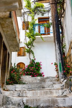 Dar sokakta Kritsa Köyü yakınındaki Agios Nikolaos, Crete, Yunanistan
