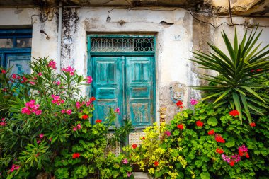 Dar sokakta Kritsa Köyü yakınındaki Agios Nikolaos, Crete, Yunanistan