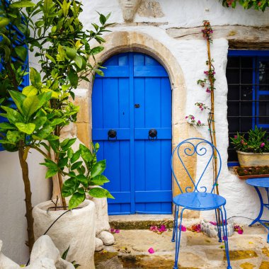 Dar sokakta Kritsa Köyü yakınındaki Agios Nikolaos, Crete, Yunanistan
