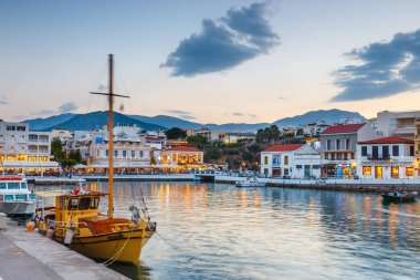 Agios Nikolaos, Girit, Yunanistan - 08 Haziran 2017: Agios Nikolaos kasaba yaz akşam. Agios Nikolaos adada Crete, Yunanistan en turistik kentlerinden biridir.