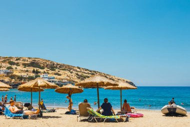 Girit Adası, Yunanistan, 09 Haziran 2017: Panorama Matala plaj. Mağara buzlu bir Roma mezarlık kullanılan ve 70 's on yıl yaşam--dan tüm dünyada, Girit, Yunanistan hippiydi