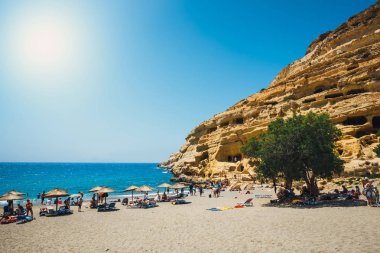 Girit Adası, Yunanistan, 09 Haziran 2017: Panorama Matala plaj. Mağara buzlu bir Roma mezarlık kullanılan ve 70 's on yıl yaşam--dan tüm dünyada, Girit, Yunanistan hippiydi