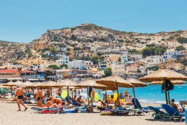 Girit Adası, Yunanistan, 09 Haziran 2017: Panorama Matala plaj. Mağara buzlu bir Roma mezarlık kullanılan ve 70 's on yıl yaşam--dan tüm dünyada, Girit, Yunanistan hippiydi