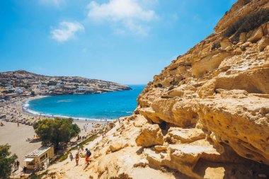 Girit Adası, Yunanistan, 09 Haziran 2017: Panorama Matala plaj. Mağara buzlu bir Roma mezarlık kullanılan ve 70 's on yıl yaşam--dan tüm dünyada, Girit, Yunanistan hippiydi