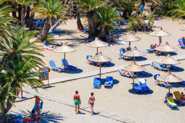 Girit Adası, Yunanistan, 11 Haziran 2017: Vai ünlü kumsalda güzel palm orman east Crete, Yunanistan