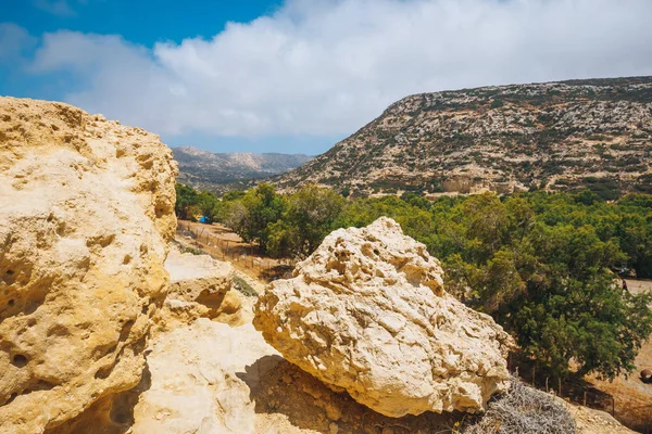 Matala beach. Caves on the rocks were used as a roman cemetery and at the decade of 70's were living hippies from all over the world, Crete, Greece — Stock Photo, Image