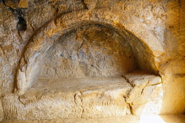 Matala strand. Grotten op de rotsen werden gebruikt als een Romeinse begraafplaats en in het decennium van de jaren 70 waren levende hippies van over de hele wereld, Kreta, Griekenland — Stockfoto