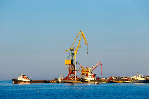 Gantry crane in the dock in Heraklion on Crete, Greece — Stock Photo, Image