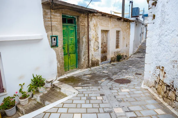 Strada stretta nel villaggio di Kritsa vicino ad Agios Nikolaos, Creta, Grecia — Foto Stock