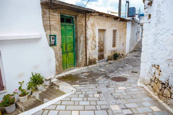 Enge straße im dorf kritsa in der nähe von agios nikolaos, beton, griechenland — Stockfoto